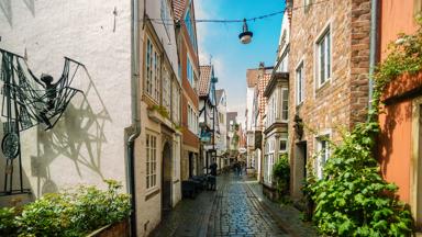 duitsland_noord-duitsland_bremen_schnoor_straat_doorkijk_kasseien_lamp_tuin_getty