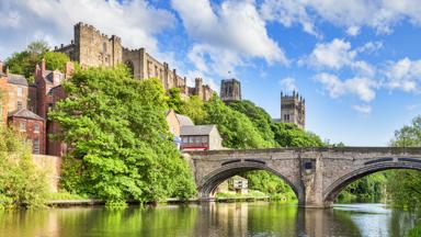 engeland_durham_durham_framwellgate-bridge_brug_durham-castle_kahtedraal_kasteel_wear-rivier_shutterstock