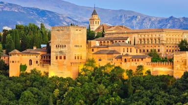 spanje_andalusie_granada_alhambra_moors-fort_architectuur_bergen_overzichtsfoto_shutterstock_s.borisov