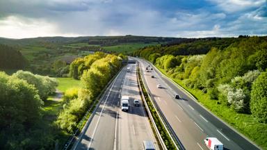 duitsland_algemeen_autovakantie-duitsland_snelweg_luchtfoto_auto_shutterstock