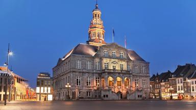 nederland_limburg_maastricht_vrijthof_stadhuis_avond_GettyImages-185253826