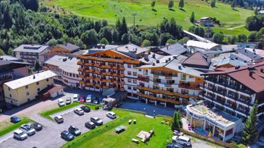 Du siehst das gesamte JUFA Alpenhotel Saalbach**** aus der Vogelperspektive. Der Ort für unvergessliche Familienurlaube und einzigartige Winter- und Wanderurlaube.