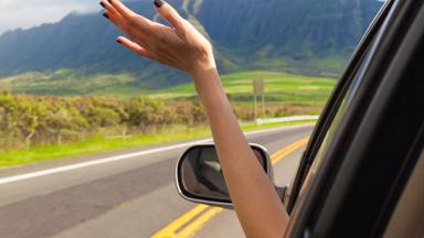 algemeen_auto__weg_autospiegel_hand_vrijheid_privereis_shutterstock