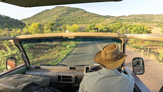 afrika_afrikaanse-savanne_jeep_safari_man_shutterstock_458747956