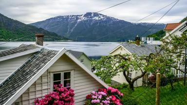 noorwegen_vestland_sogndal_huizen_water_gebergte_shutterstock