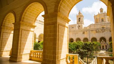 malta_rabat_kerk-van-sint-dominic_pilaar_boog_klok_struik_binnenplaats_shutterstock