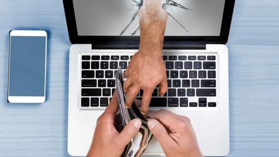 Hand reikt door beeldscherm laptop heen om portemonnee te stelen.