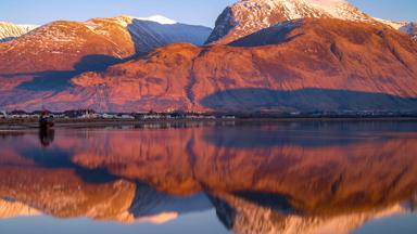 schotland_highlands_ben-nevis_loch-eilch_berg_meer_GettyImages-939252040