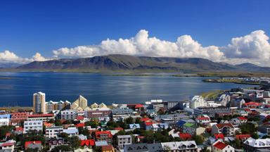ijsland_reykjavik_uitzicht_stad_baai_huizen_bergen_shutterstock
