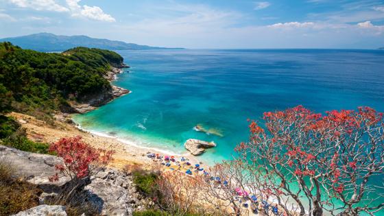 albanie_saranda_pulebardha_strand_zee_uitzicht_berg_shutterstock_1455579587