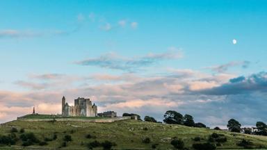 ierland_county_tipperary_rock_of_cashel_vergezicht_tourism_ireland