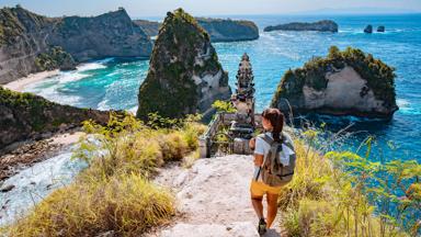 Indonesië, Nusa Penida, Diamond beach, reiziger - GettyImages-1421329691