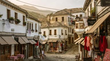 albanie_gjirokastra_gjirokastra_straatbeeld_sfeer_old-town_winkels_getty