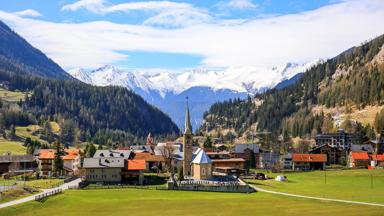 zwitserland_graubunden_bergun_dorp_vallei_berg_sneeuw_bos_kerk_getty