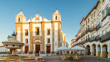 portugal_alentejo_evora_giraldo-plein_antao-kerk_terras_shutterstock-1476685019
