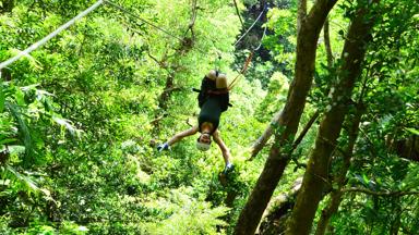costa-rica_rincon-de-la-vieja_tree-swinging_canopy-tour_abseilen_mooi-beeld