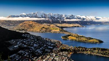 nieuw-zeeland_queenstown_uitzicht_bergen_baai_bbaai