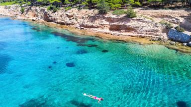 griekenland_attica_aegina_moni_eiland_snorkelen_zwemmen_zee_rotsen_GettyImages-898361288