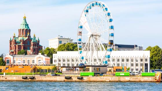 Finnland, Provinz Uusimaa, Helsinki, Blick auf das Riesenrad und Uspenski-Kathedrale