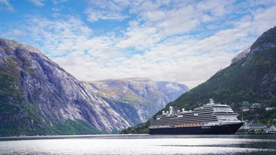 Holland America Line_Noorwegen_Rotterdam_aangemeerd in fjord_algemeen4_h