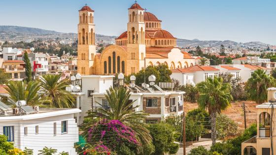 cyprus_paphos_paphos-stad_panorama_uitzicht_kerk_palmboom_blauwe-lucht_bloem_shutterstock