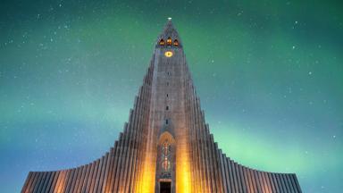 IJsland, Reykjavik, Hallgrímskirkja, noorderlicht - shutterstock_1054891262