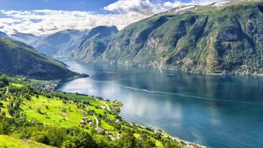 noorwegen_innlandet_aurdal_sognefjord_stegastein-viewpoint_fjord_getty-1190133841.jpg