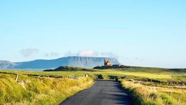 ierland_county-sligo_belbulbin-berg_classiebawn-castle_weg_shutterstock_777463378