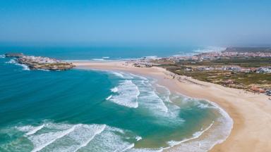 portugal_leiria_peniche_strand_luchtfoto_zee_landtong_dorp_getty