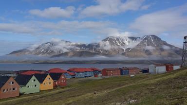 noorwegen_spitsbergen_longyearbyen_isfjord_stad_gekleurd-huis_berg_sneeuw_getty.jpg