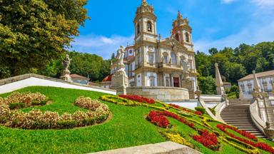 portugal_braga_tenoes_bom-jesus-do-monte_zonnige-dag_blauwe-hemel_neoklassieke-stijl_bloeiende-tuinen_shutterstock