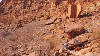 namibie_damaraland_twyfelfontein_rotsen_personen_uitkijkpunt_f.JPG