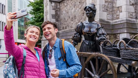 Ierland-Dublin-city-Molly-Malone-standbeeld-Suffolk-Street