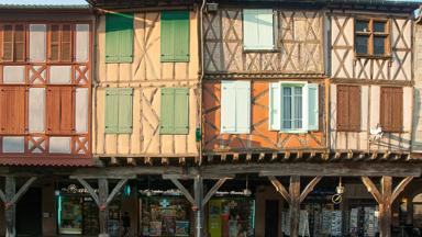 frankrijk_occitanie_mirepoix_vakwerkhuis_zon_kleurrijk_raamluik_pixabay