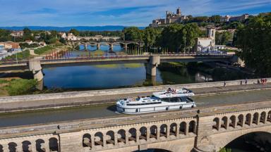 Frankrijk-Occitanie-Languedoc-Herault-Beziers-rivier-Orb-brug-boot©CRT Occitanie-Le Boat