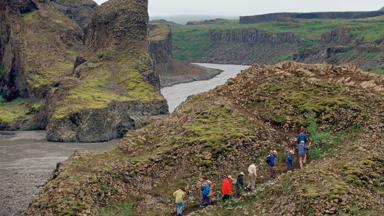 ijsland_noordland-oost_jokulsargljufu-nationaal-park_wandelen_groep_echo-rocks_rotsen_rivier_GettyImages-586022620