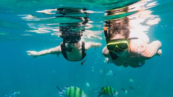 thailand_algemeen_snorkelen_stel_onderwater_GettyImages-1158006095