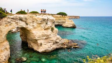 italie_puglia_otranto_klif_mensen_GettyImages-1264620669