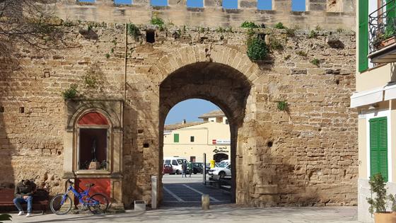 Spanje_Wandelreis_Mallorca_poort in stadsmuur Alcudia