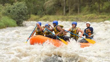 ecuador_banos_raften_mensen_rivier_wild-water_shutterstock