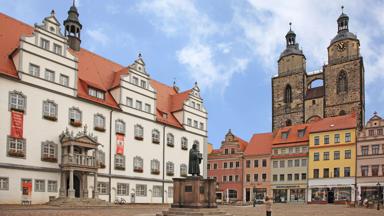 duitsland_saksen_wittenberg_martin-luther-standbeeld_plein_kerk_man_GettyImages-137692764