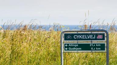 denemarken_bornholm_fietsen_wegwijzer_zee_shutterstock_202561405