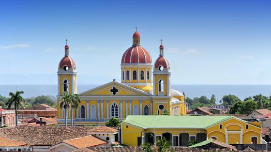 Nicaragua_Granada_Catedral-inmaculada-concepcion_gele-kathedraal_uitzicht_zee_Shutterstock.jpg