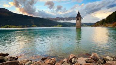 italie_zuid-tirol_reschensee_meer_toren_onderwaterdorp_GettyImages-157717950