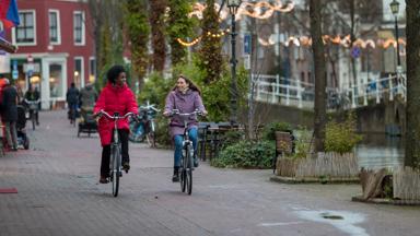 Modellen hebben voor het grootste gedeelte kleding aan van Human Nature en er zijn ook accessoires gebruikt uit de winkel