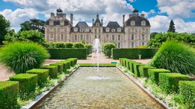 frankrijk_loire_la-sologne_kastel-cheverny_voorkant_fontein_shuttersotck