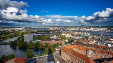 duitsland_kiel_haven_stad_oostzee_schip_zon_schaduw_getty