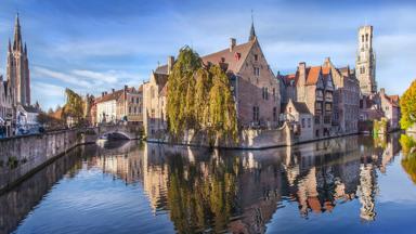 belgie_west-vlaanderen_brugge_gracht_centrum_kade_torens_VisitBruges_JanDHondt_1502