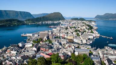 noorwegen_more-og-romsdal_alesund_uitzicht-stad_water_gebergte_shutterstock