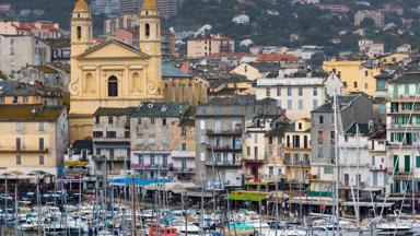 frankrijk_corsica_bastia_haven_bootjes_kerk_GettyImages-487698997